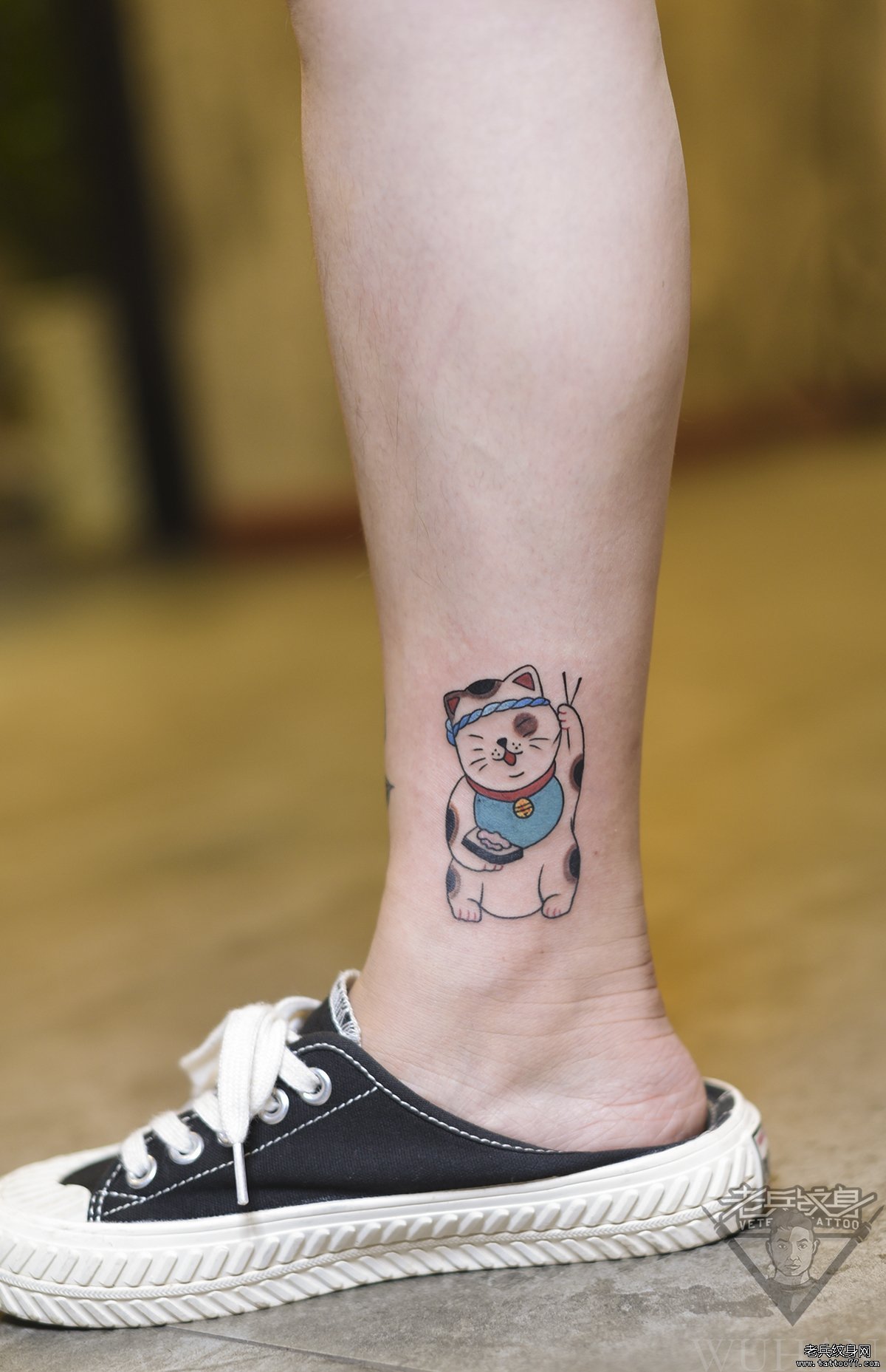 小腿彩色猫咪纹身图案