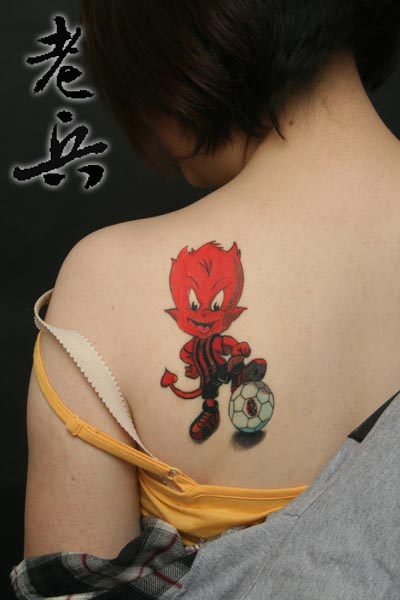 武汉老兵纹身写真：美女纹身欣赏—AC米兰吉祥物纹身（tattoo）