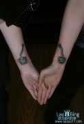 武汉最好纹身店:手臂情侣五角星链子纹身图案作品