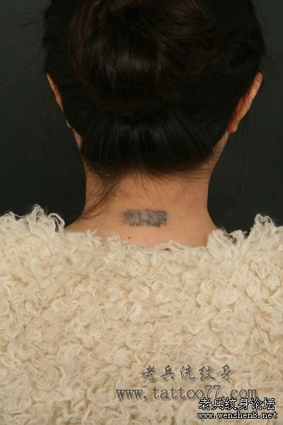 美女后颈部黑色纹身图案效果案例