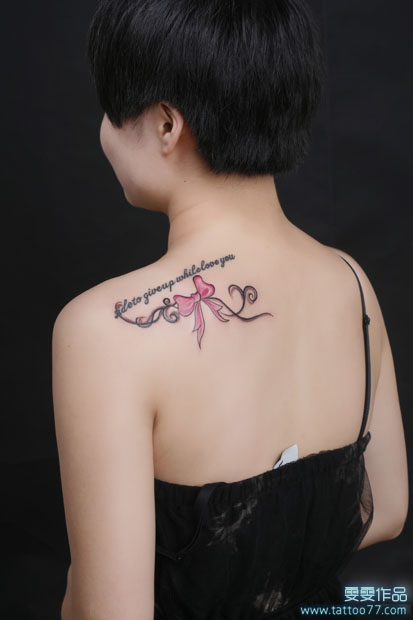武汉专业纹身店:美女后背蝴蝶结纹身图案作品