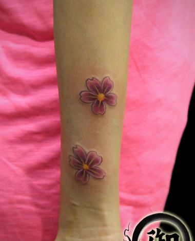 好看的女孩子手臂樱花纹身图案