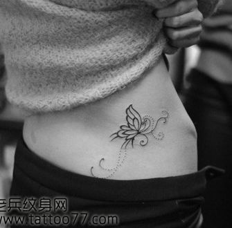 女生腰部精美的图腾蝴蝶纹身图案