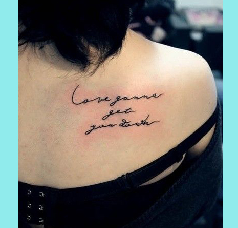 女生肩背一款时尚简洁的字母纹身图案