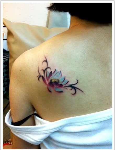 女生肩背唯美时尚的莲花纹身图案