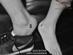 武汉最好纹身店：时尚的情侣脚部船锚纹身图案作品