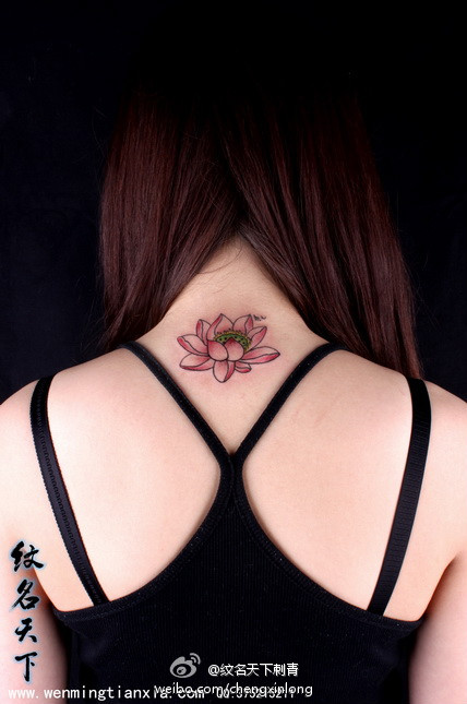 女生颈部时尚唯美的莲花纹身图案