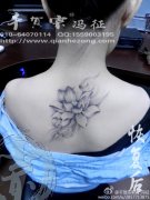 女生背部唯美时尚的黑白莲花纹身图案