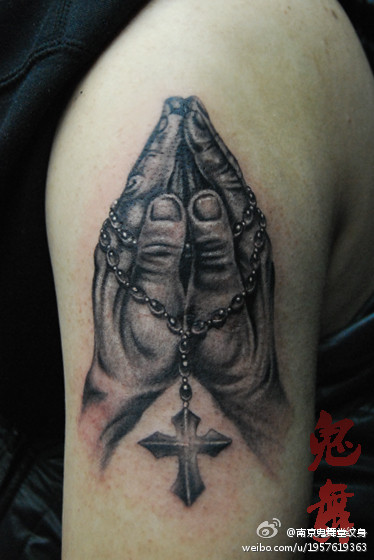 手臂一款经典的祈祷之手纹身图案; 男人手臂时尚