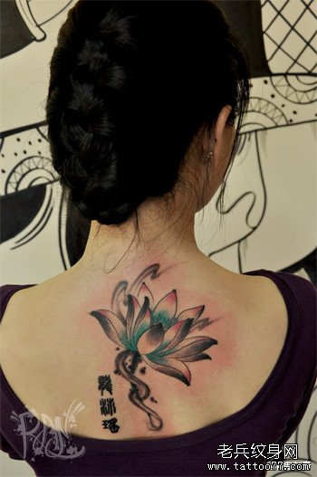 女生后背清雅唯美的莲花纹身图案
