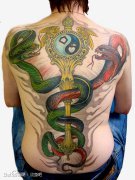 男人后背超帅的满背蛇与钥匙纹身图案