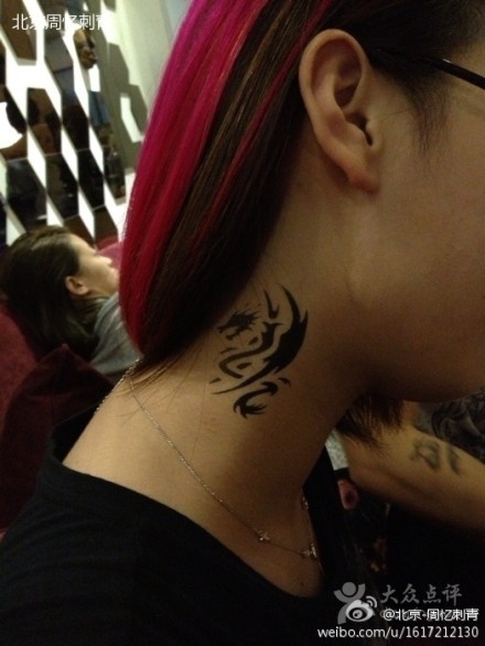 女生脖子处潮流经典的图腾龙纹身图案