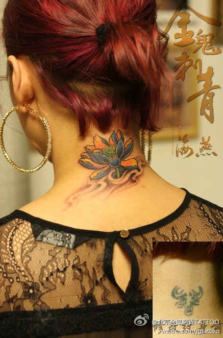 女生后脖子时尚潮流的传统莲花纹身图案