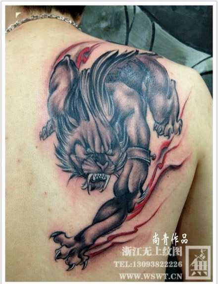男人后肩背很酷的神兽纹身图案