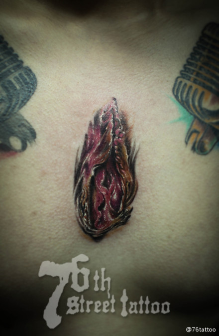 男生胸前经典的女性生殖器官纹身图案