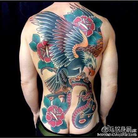 满背鹰大战蛇纹身图案