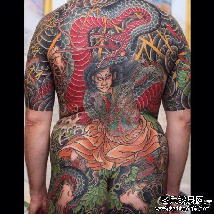 满背武士与蛇纹身图案