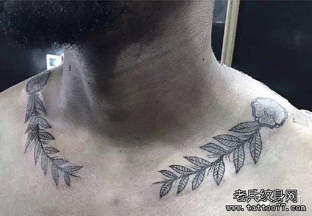 胸部叶子纹身图案