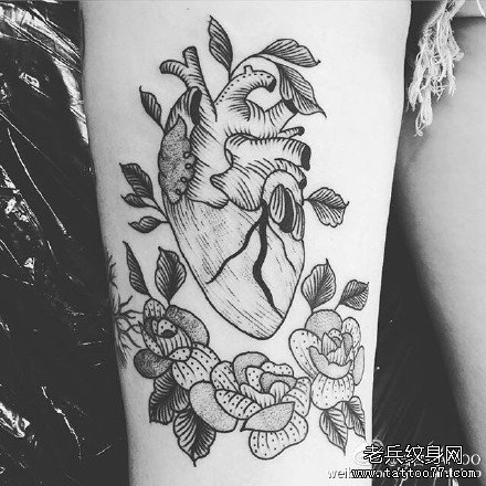 心脏黑线纹身图案