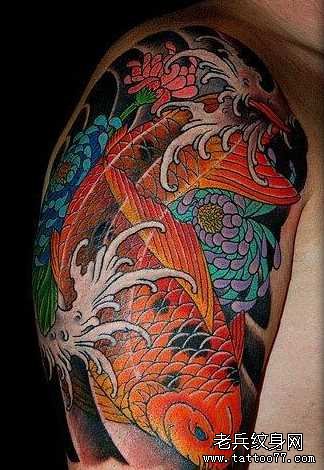 胳膊红鲤鱼纹身图案