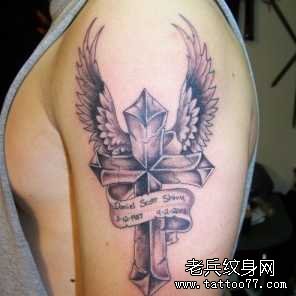 胳膊钻十字架翅膀纹身图案