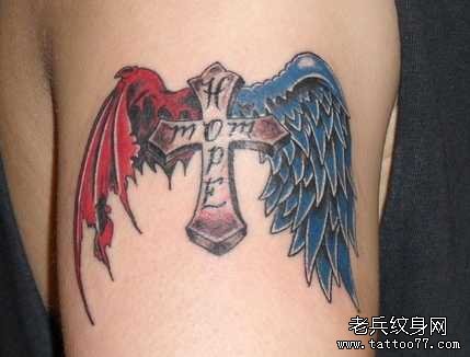 胳膊十字架红蓝翅膀纹身图案
