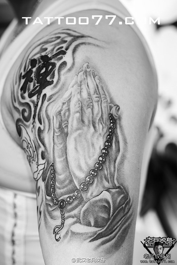 上臂祈祷之手刺青图案作品