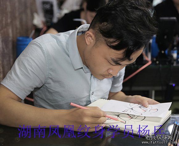 湖南凤凰刺青学员杨兵刺青培训中