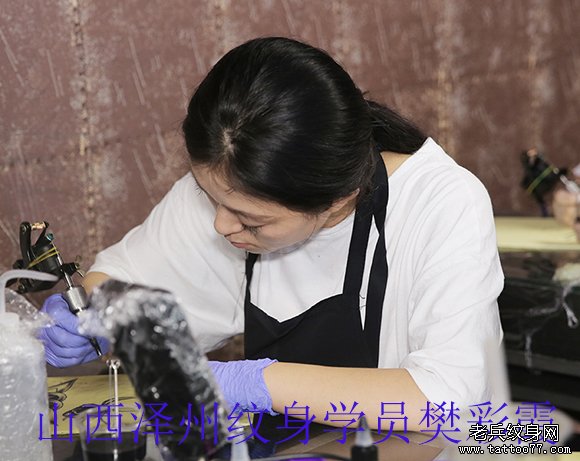 山西泽州刺青学员樊彩霞刺青培训中