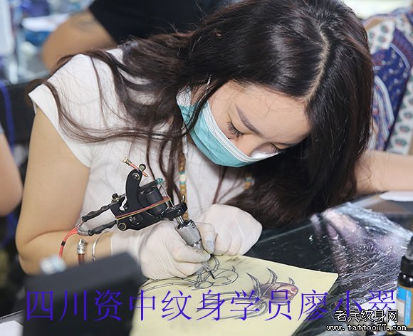 四川资中刺青学员廖小翠刺青培训中