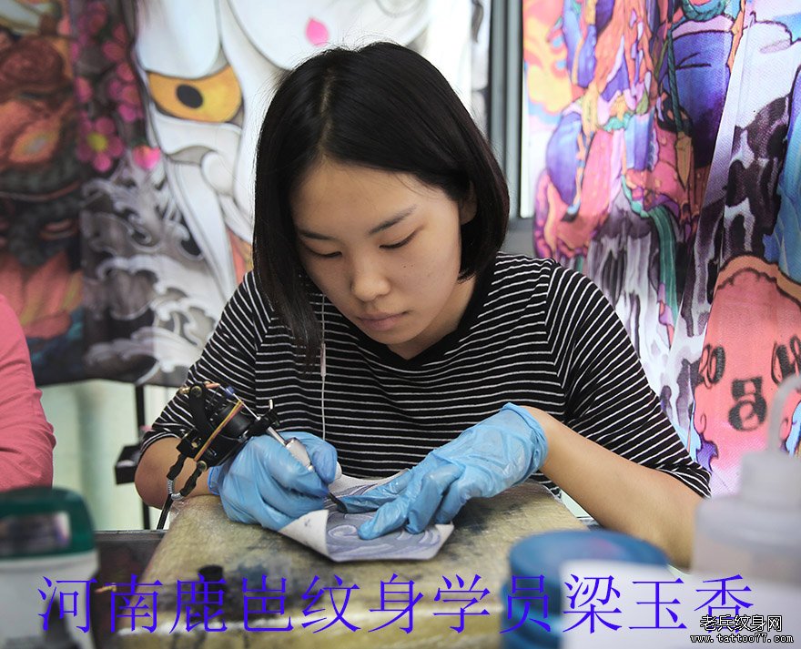 河南鹿岜刺青学员梁玉香刺青培训中