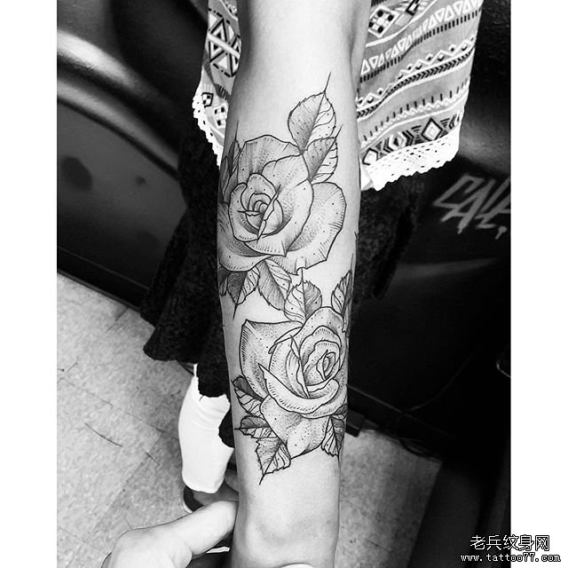 手背玫瑰黑色小清新纹身图案
