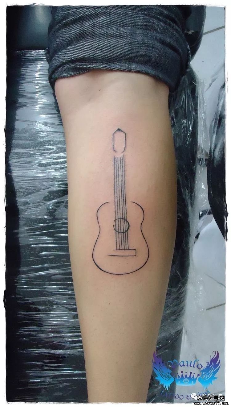 手臂线条吉他纹身图案