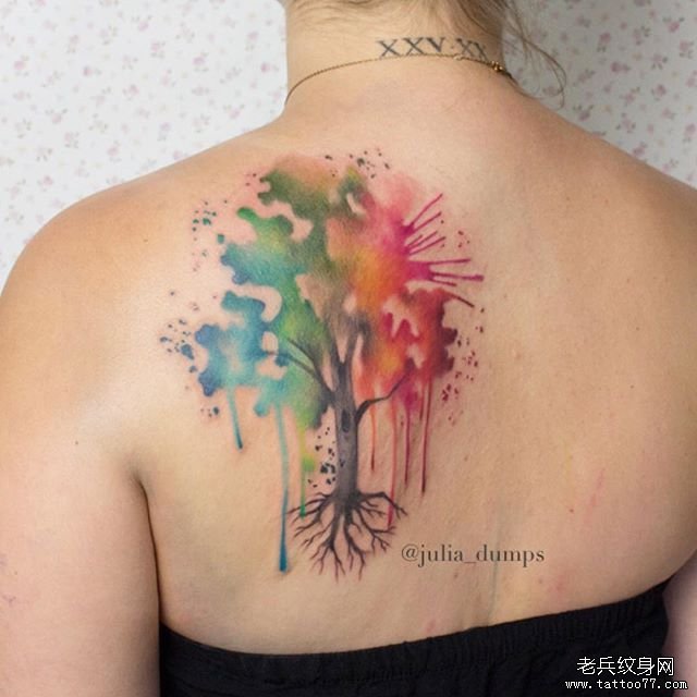 后背色彩树纹身图案
