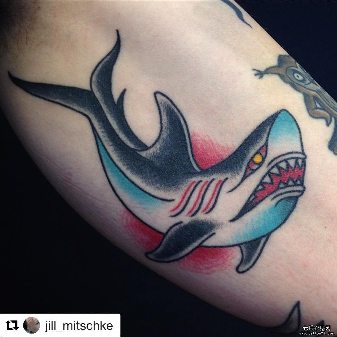 色彩鲨鱼手臂纹身图案