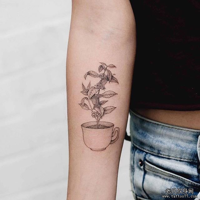 黑灰杯子树叶手臂纹身图案