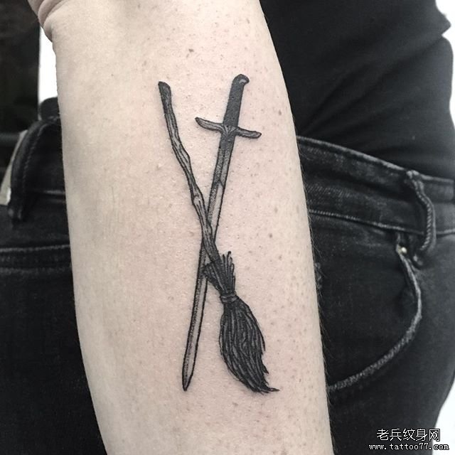 黑灰箭笤帚手臂纹身图案