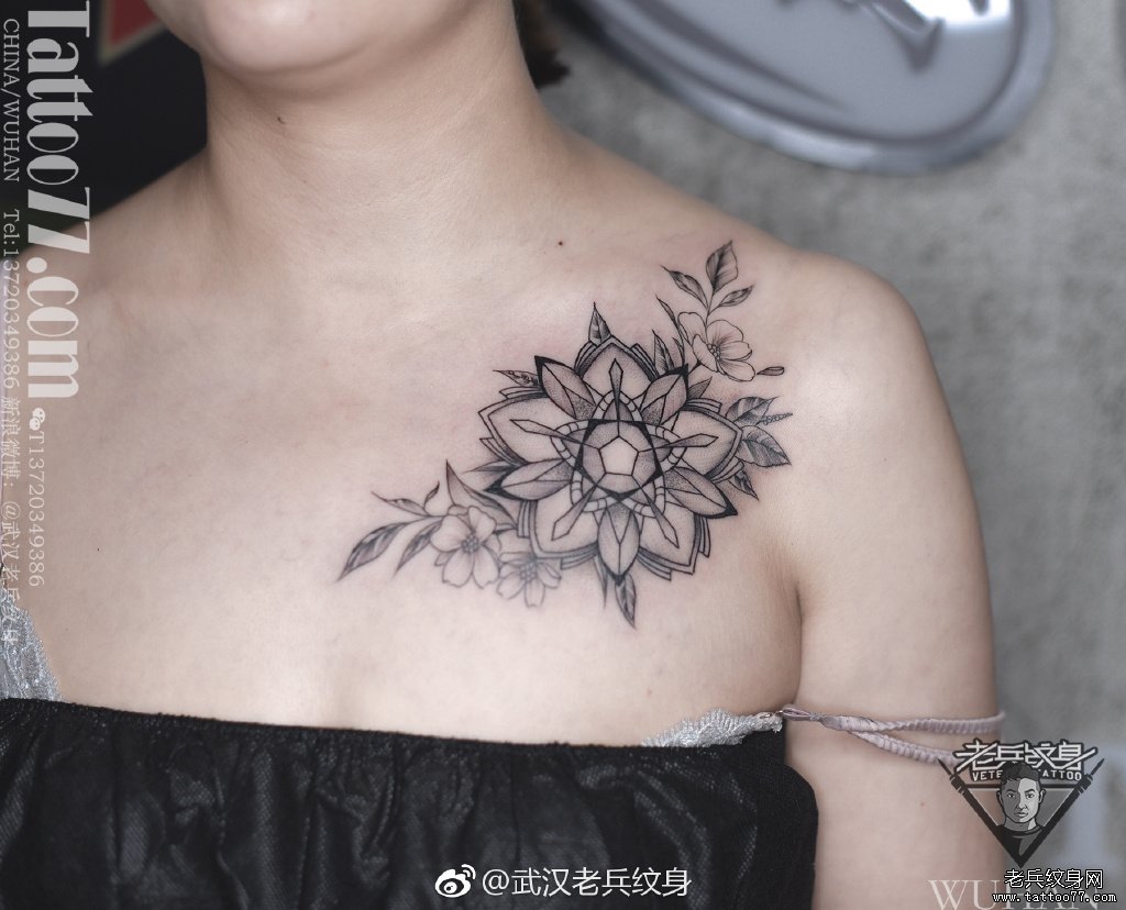 胸部花朵纹身图案