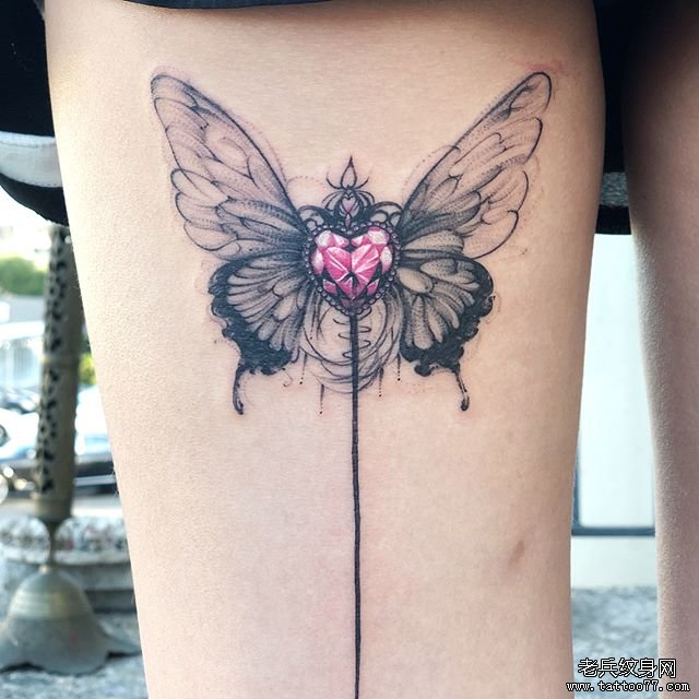 大腿蝴蝶宝石纹身图案