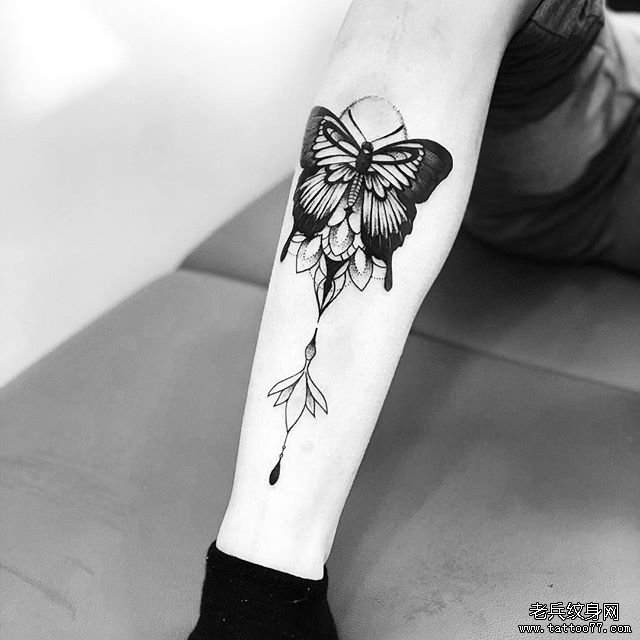 小腿黑灰蝴蝶梵花纹身图案