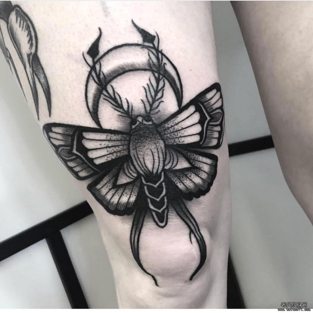 大腿黑灰蝴蝶纹身图案