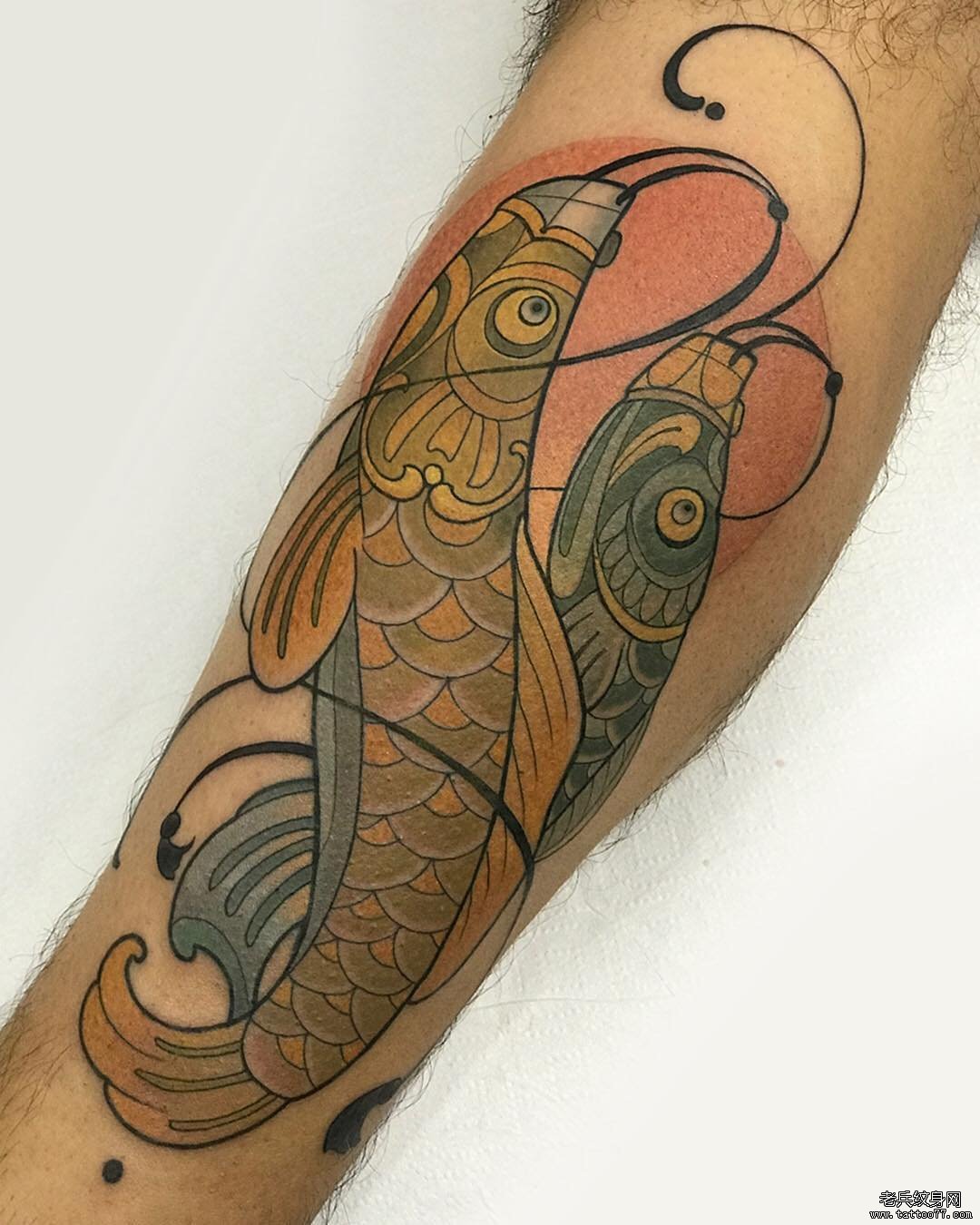 手臂彩色鲤鱼旗纹身图案