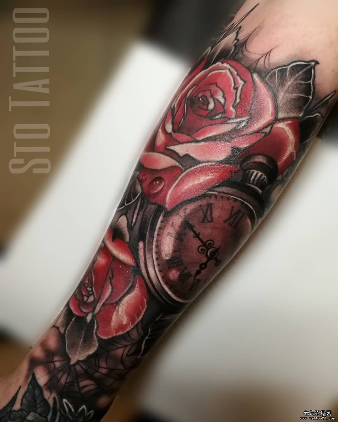 手臂彩色玫瑰花怀表纹身图案