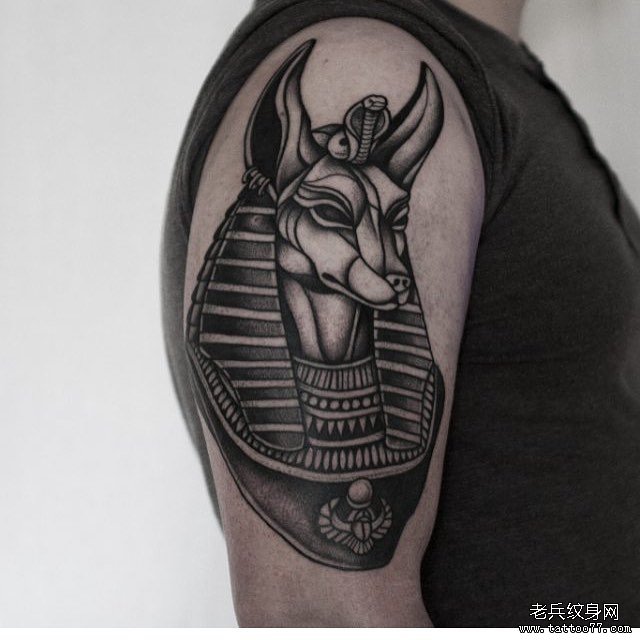 手臂黑灰埃及法老纹身图案