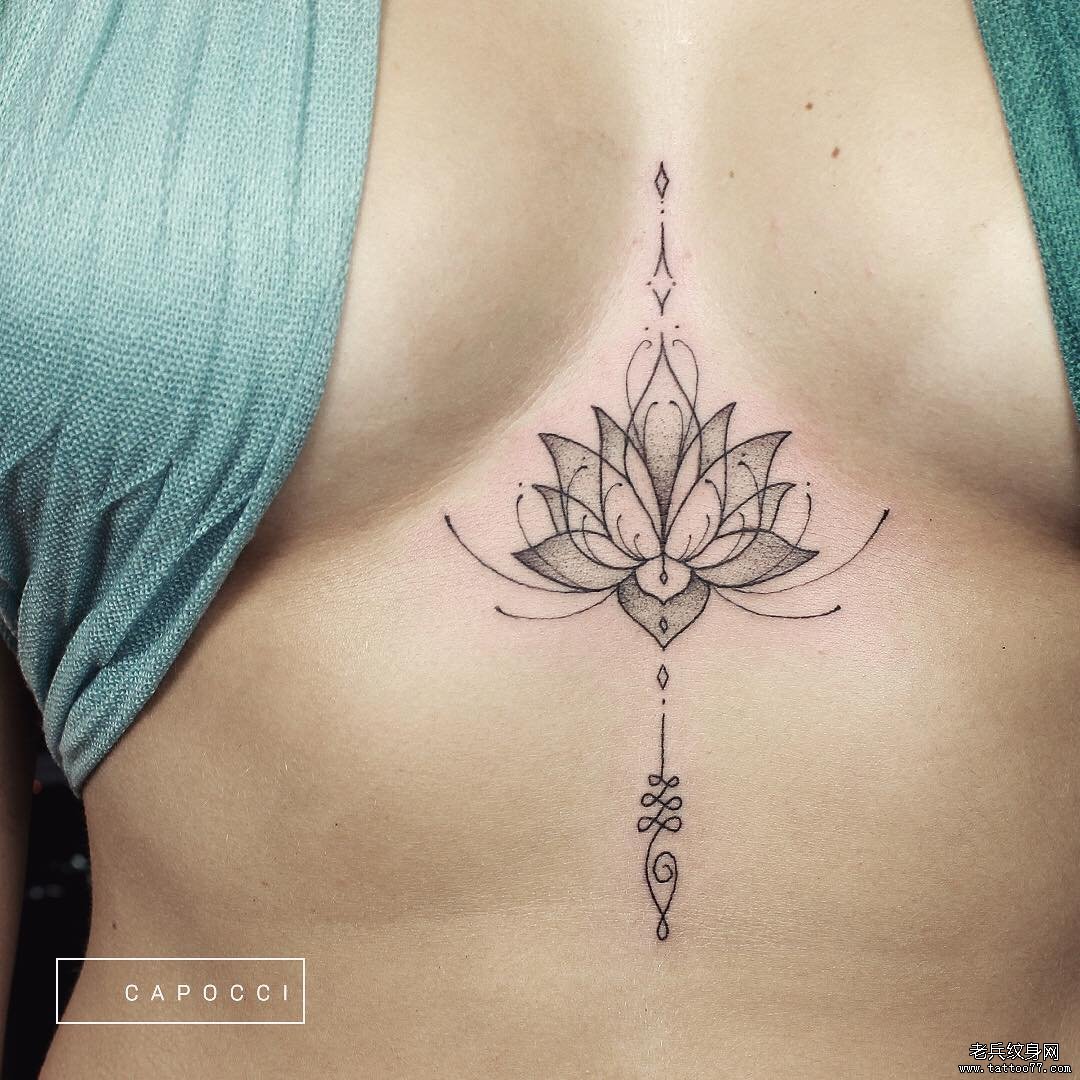 胸间几何花卉纹身图案