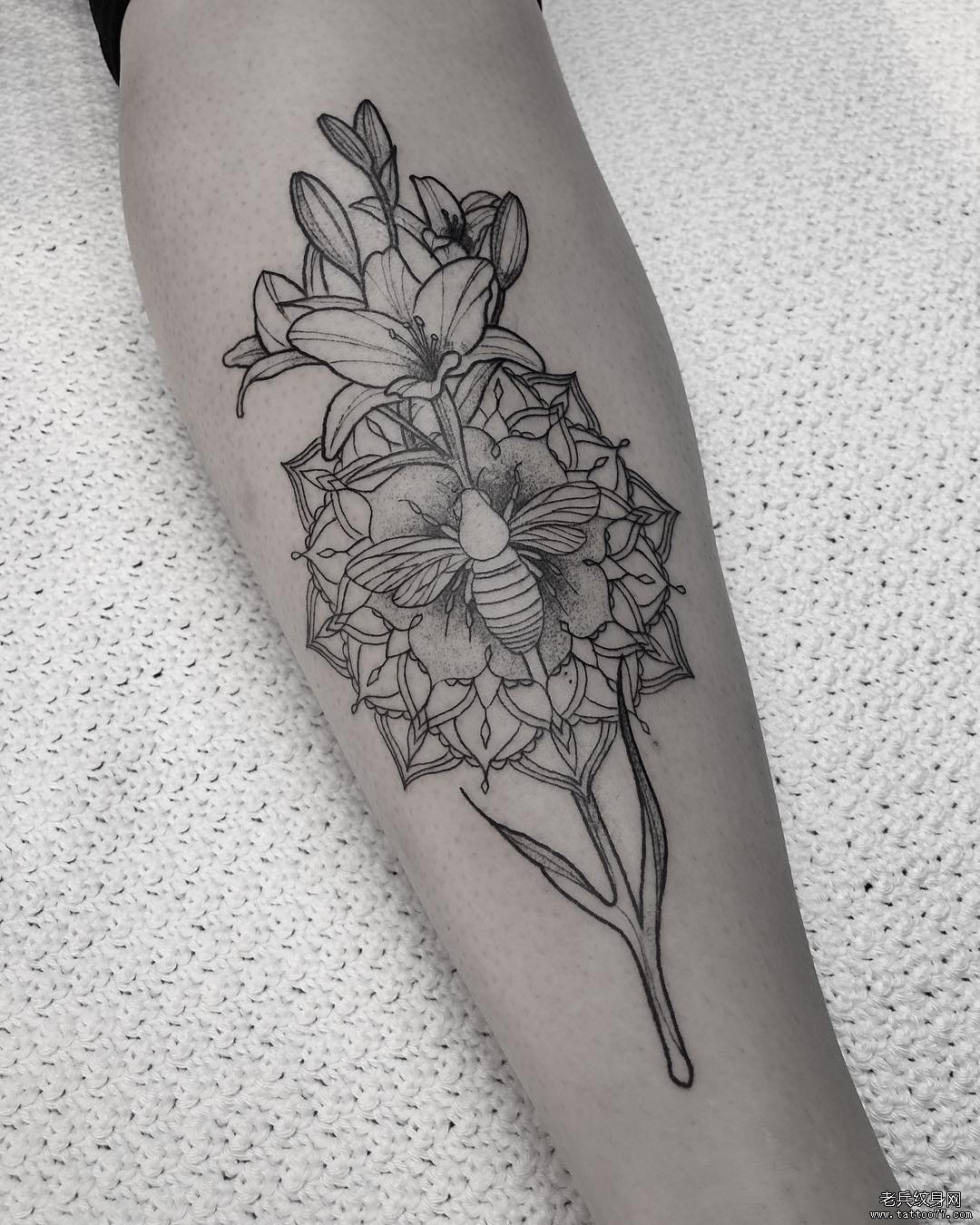 小腿黑灰花卉昆虫纹身图案