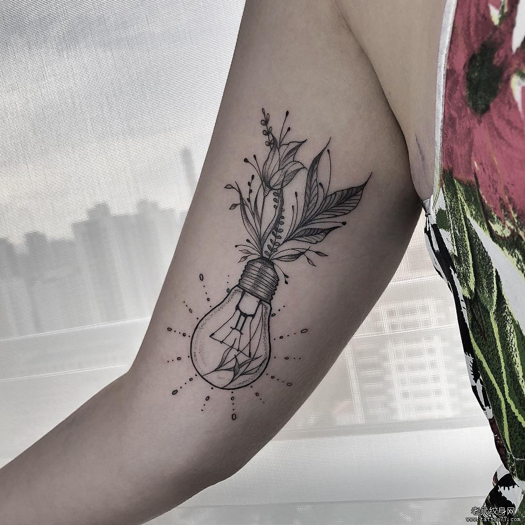 手臂黑灰灯泡花卉纹身图案