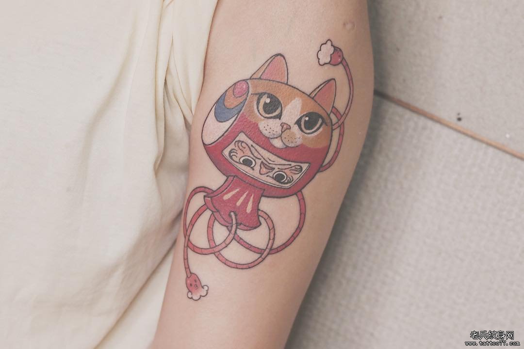 手臂彩色招财猫达摩福锤纹身图案