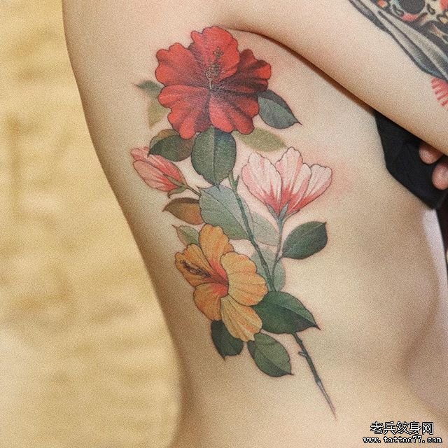 侧腰彩色花卉纹身图案