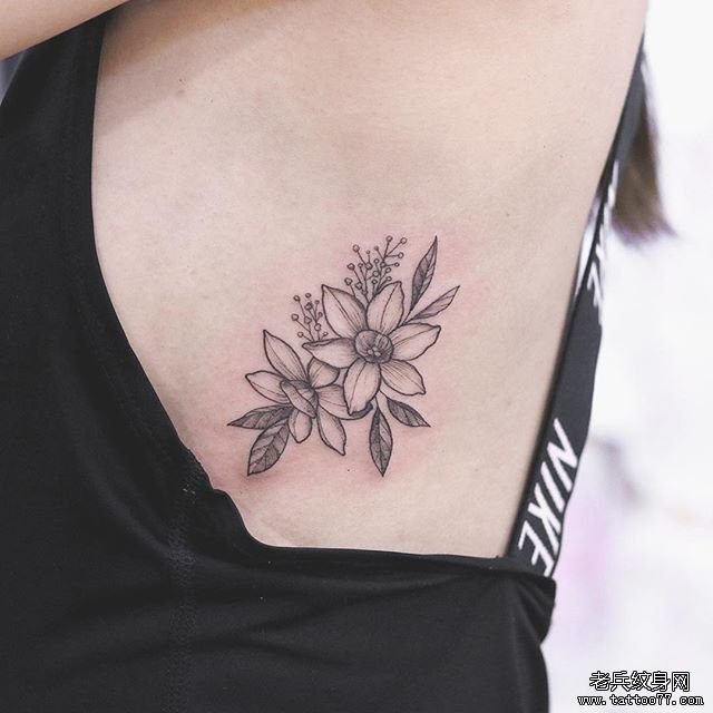 侧腰黑灰花卉纹身图案